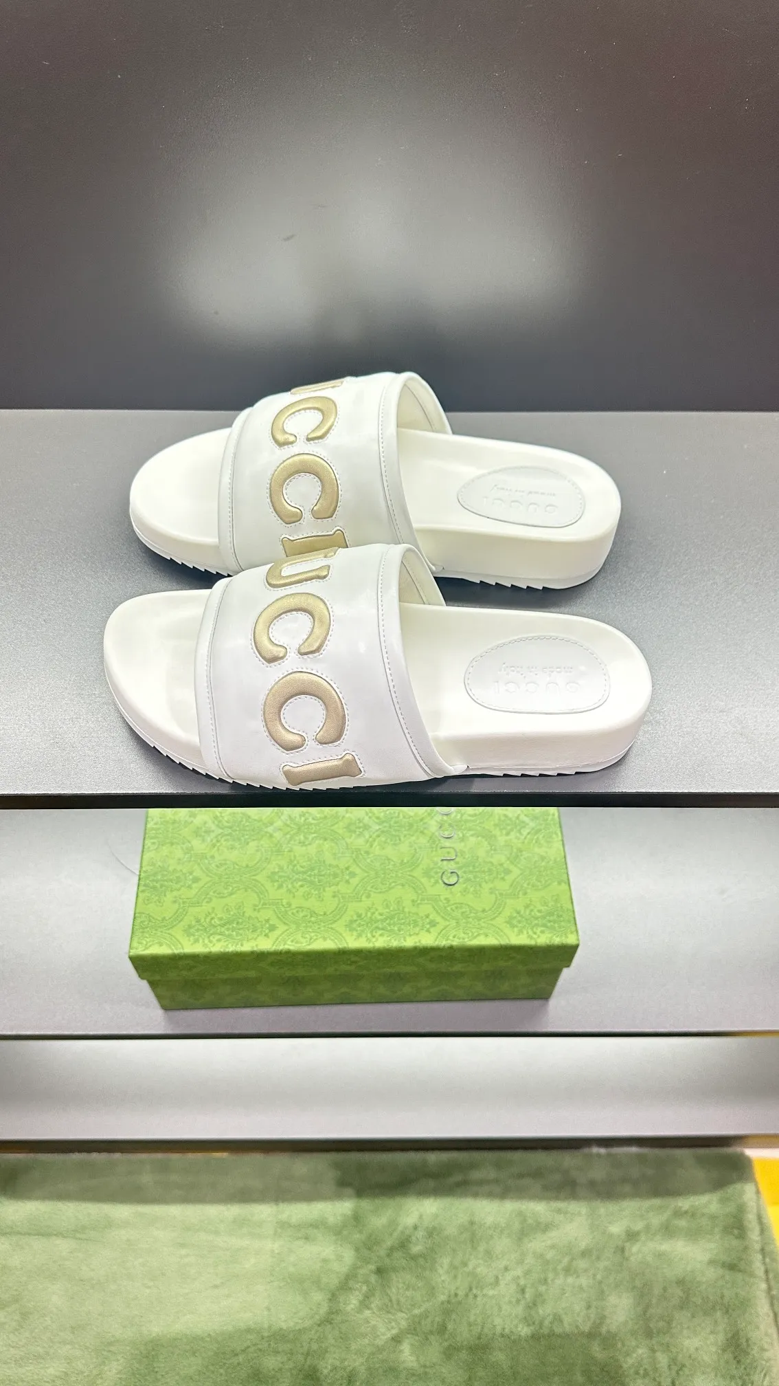 [G Family Couple Style] P: 320💰Female size 36~40 Men's size 39~45, (46. Custom-made GG slippers for men and women. This slipper is made of GG polyester fiber and is decorated with a Gucci label on the front, which adds a striking logo feel to the style. Beige GG recycled polyester fiber, same size for men and women, leather trim